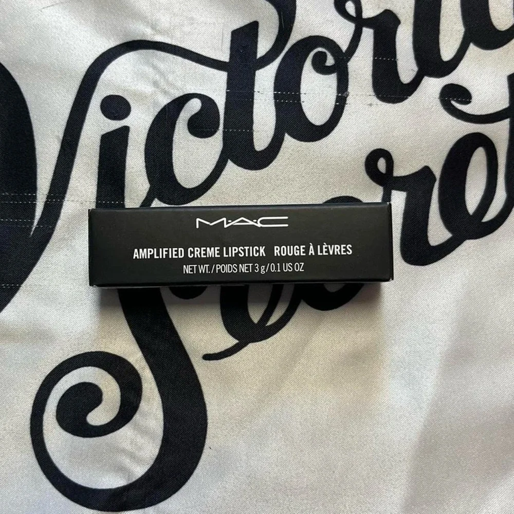MAC amplified creme lipstick in Lured In 3g/0.1oz - Picture 2 of 4